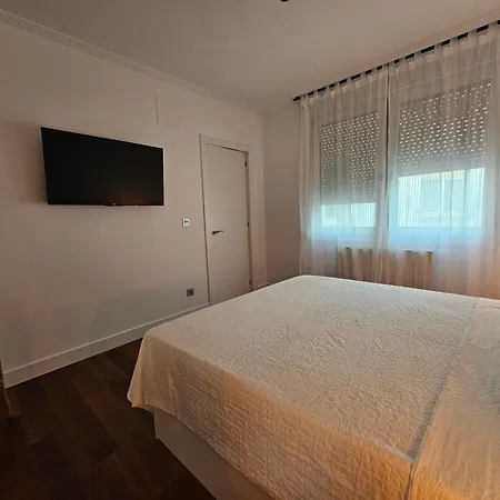 Habitacion En Atico Con Terraza En Проживання в сім'ї *